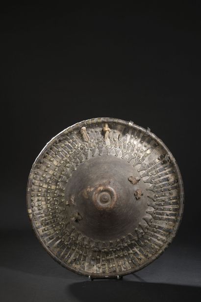 null Bouclier Amhara, Ethiopie

Cuir, argent 

Milieu du 19ème siècle 

D. 42 cm...