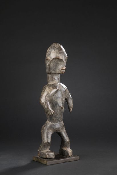 null Montol, Nigeria

Bois

H. 34 cm L. 11 cm 



Cette statue anthropomorphe présente...