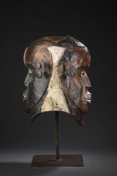 null Tête, Boki, Nigéria

Bois, cuir, métal, peau

H. 39 cm 



Provenance: 

Hubert...