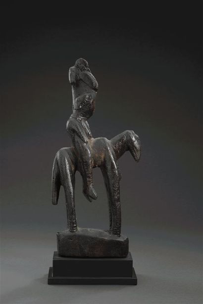 null Statue équestre Dogon - Mali

Probablement Haute Epoque

Bois

H. 36 cm



Provenance

Collection...