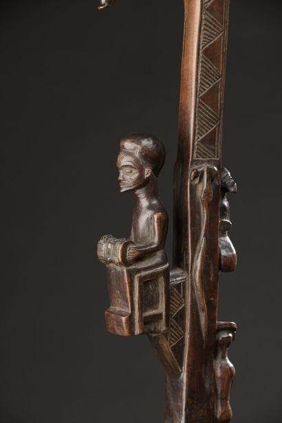null Canne Tshokwe, Angola

L. 91,5 cm 



Parmi les objets de prestige, témoignant...