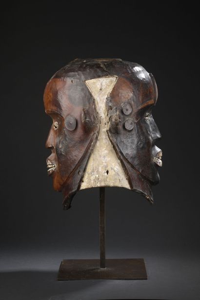 null Tête, Boki, Nigéria

Bois, cuir, métal, peau

H. 39 cm 



Provenance: 

Hubert...