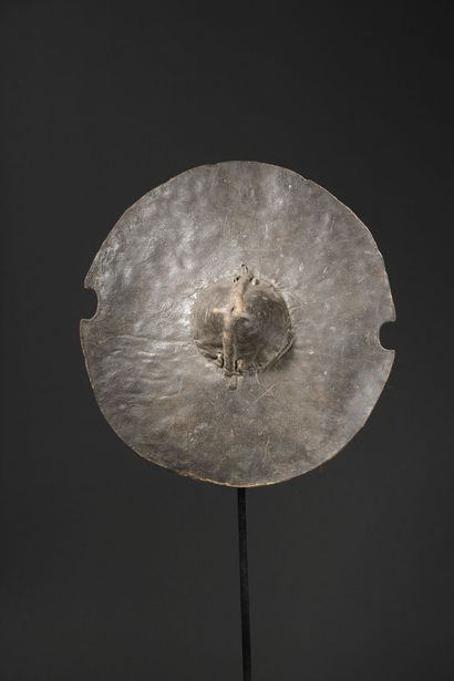 null Bouclier daraga Bedja, Soudan 

XIXème siècle (pré-Mahdist) 

Cuir

D. 55 cm...