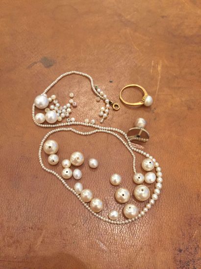 null Ensemble comprenant partie de collier en perles, bague or jaune 18k perle bouton,...