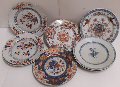 null Un lot de cinq assiettes en porcelaine à décor Imari

XIXe siècle



On joint...