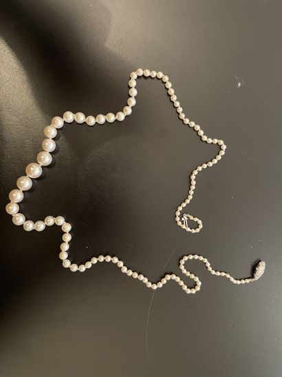Collier formé d'un mélange de perles de culture...