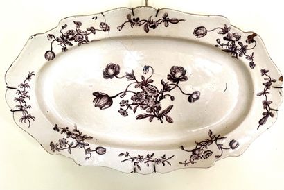 null Plat ovale à contours en faïence, décor floral manganèse.

XVIIIe siècle, sud...
