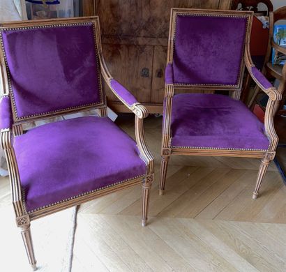 null Paire de fauteuils à dossier plat en bois naturel. Style Louis XVI.

Garniture...