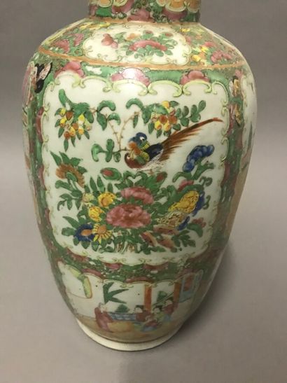 null CHINE, Canton, XIXe siècle

Paire de vase balustre en porcelaine

Décors polychromes...