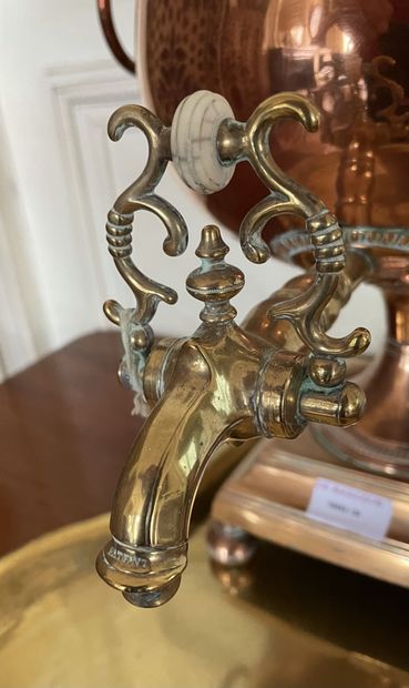 null Samovar en cuivre et laiton. Décor de frise de petits godrons obliques, anses...