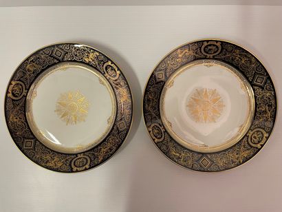 null SEVRES, XXe siècle

Deux assiettes, marli à champs bleu et décor doré

D. 25...