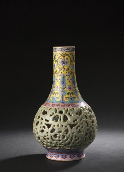 null CHINE

Vase bouteille à panse ajourée et réticulée en porcelaine émaillée polychrome...