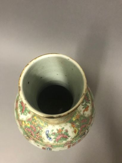  CHINE, Canton, XIXe siècle 
Paire de vase balustre en porcelaine 
Décors polychromes...