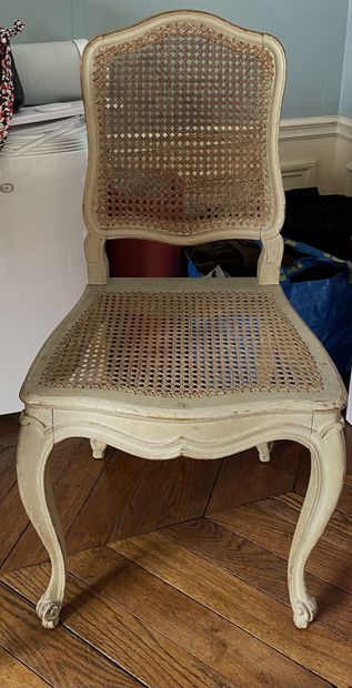 null Trois chaises cannées en bois mouluré et laqué crème. Une d'époque Louis XV,...