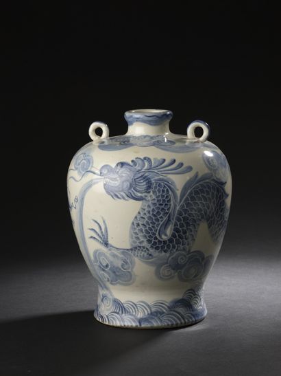 null CHINE

Un vase bleu et blanc à décor d'un dragon et de nuées

H. 24,5 cm