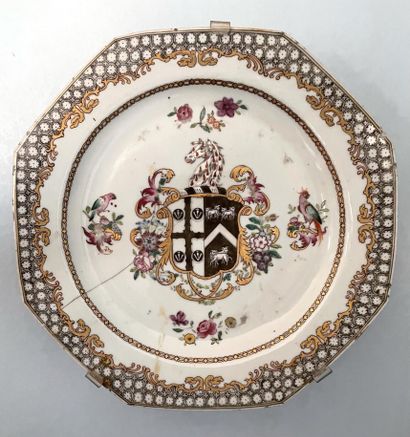 null CHINE, XVIIIe siècle

Assiette octogonale en porcelaine de la Compagnie des...