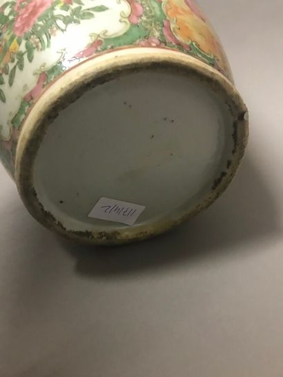 null CHINE, Canton, XIXe siècle

Paire de vase balustre en porcelaine

Décors polychromes...