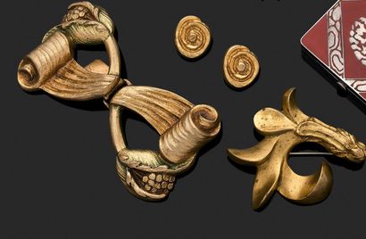  Line VAUTRIN (1913-1997) 
Paire de boucles d'oreilles en bronze doré à corps sphérique....