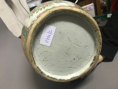  CHINE, Canton, XIXe siècle 
Paire de vase balustre en porcelaine 
Décors polychromes...
