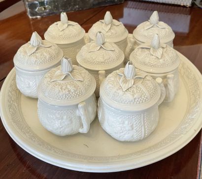 Huit pots à crème et leur plateau en porcelaine...