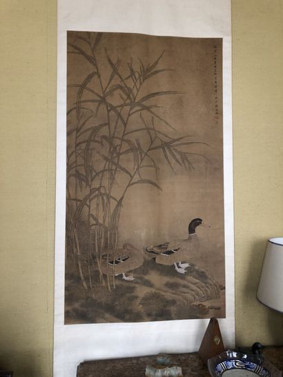 null CHINE, XIXème siècle 

Canards mandarin 

Gouache sur tissu, cachets

H. 150...
