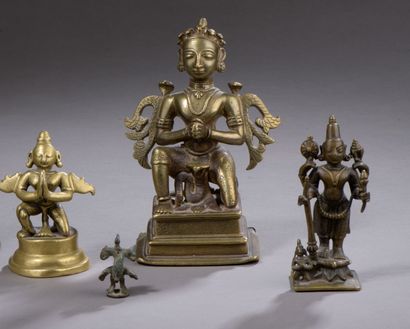 null Ensemble de quatre bronzes indiens, comprenant : 

- Un Vishnou en bronze, représenté...