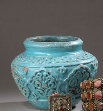Vase turquoise dans le goût médiéval

Céramique...
