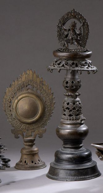 null Miroir d'autel melong et porte-lampe 

Bronze

Miroir : Tibet ou Népal, XIXe...