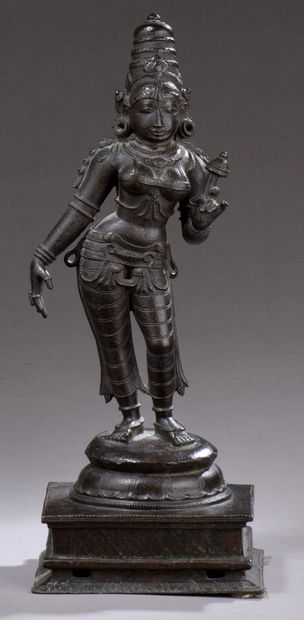 null Sri Devi

Bronze

Inde, XV - XVIe siècle

H. 37 cm AR



La déesse Sri Devi,...