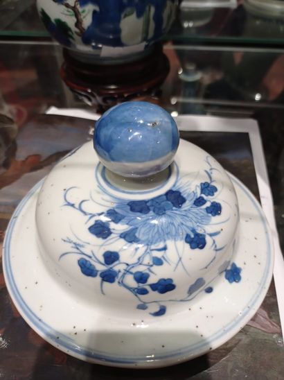 null Potiche couverte en porcelaine bleu et blanc à décor d'oiseaux branchés. 

Chine,...