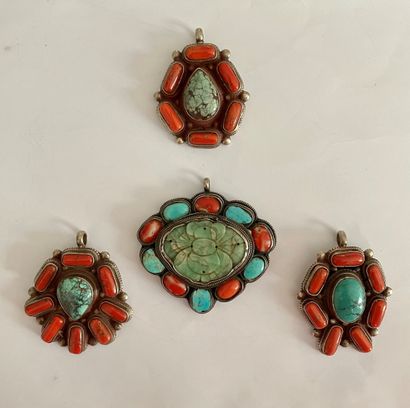 Quatre pendentifs 
Argent, corail et turquoises...