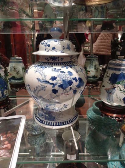 null Potiche couverte en porcelaine bleu et blanc à décor d'oiseaux branchés. 

Chine,...