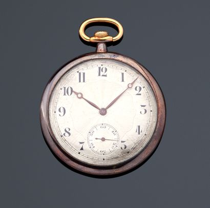 null Pocket watch with winding mechanism in 18k yellow gold (750 thousandths), guilloche...