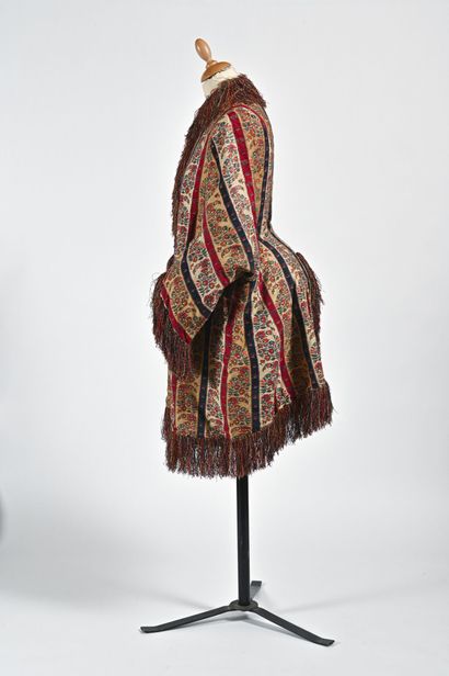 null Visit in a cashmere shawl, circa 1870-1880. 

Cashmere shawl espoliné with floral...
