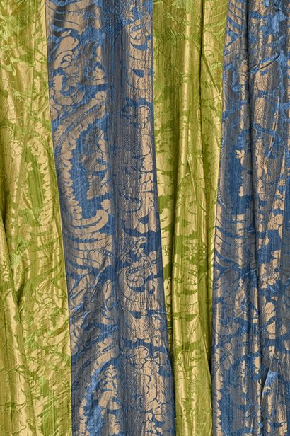 null Pair of curtains in two-tone damask, Louis XIV style.

Green damask and blue...