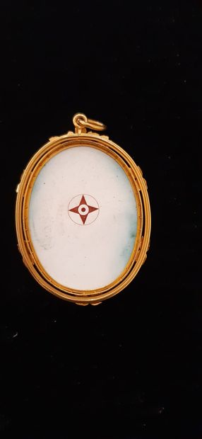 null Pendant in 18K yellow gold (750 thousandths) decorated with a portrait on enamel.

Gross...