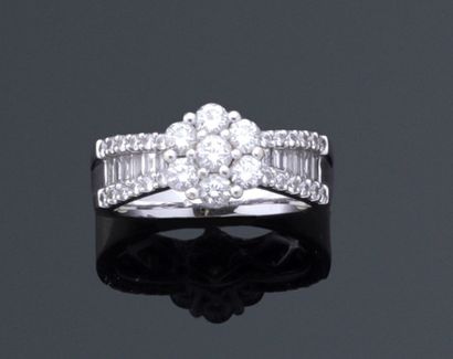 Ring in 18K (750 thousandths) white gold,...