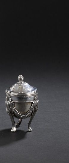 null Petit pot couvert tripode en argent, les pieds griffe à attaches feuillagées...