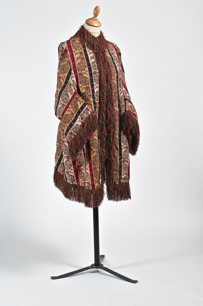 null Visit in a cashmere shawl, circa 1870-1880. 

Cashmere shawl espoliné with floral...