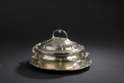 null Covered vegetable dish with handles, its lining and its dormant silver 950 thousandths,...