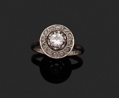 null Bague en or gris 18k (750 millièmes) centrée d'un diamant taille ancienne dans...