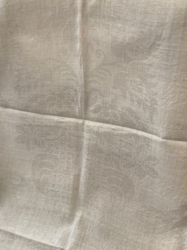 null Deux grandes serviettes en damas de lin, époque Louis XV, cartouche à décor...