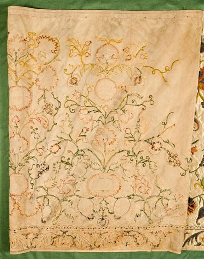 null Hanging panel or antependium, probably Italy, mid-17th century 

Cream silk...