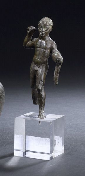 Statuette d'Hercule à demi nu, la léontée...