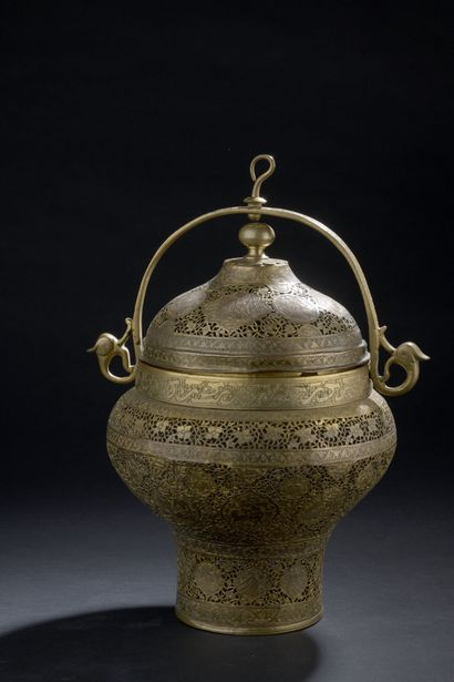null Brûle-parfum Qadjar

Laiton en partie doré à décor ajouré et gravé

Iran, XIXe...