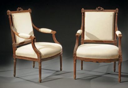 null Paire de fauteuils en bois sculpté Style Louis XVI, 1900 H. 96 cm L. 62 cm P....