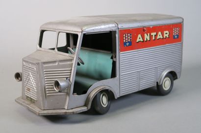 null Camion tôle Tub Citroën version Antar (JRD). 

Longueur 35 cm

Etat d'usage,...