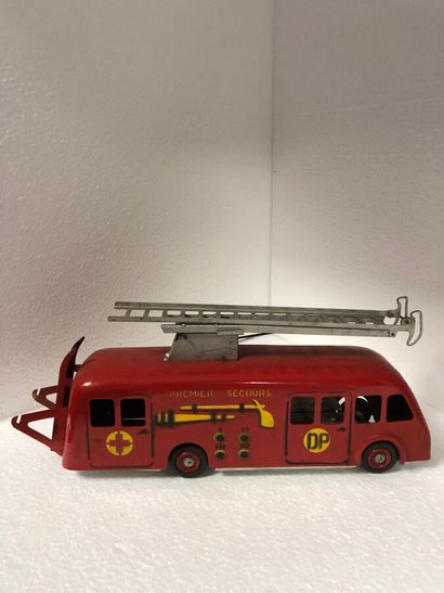 null CIJ. Camion Pompier "Premier Secours" tôle litho rouge modèle grande échelle,...