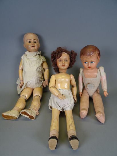 Lot de trois poupées : 
- une poupée tête...
