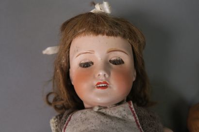 null Lot de quatre poupées :

- une petite poupée en celluloïd, corps tissu, tête...
